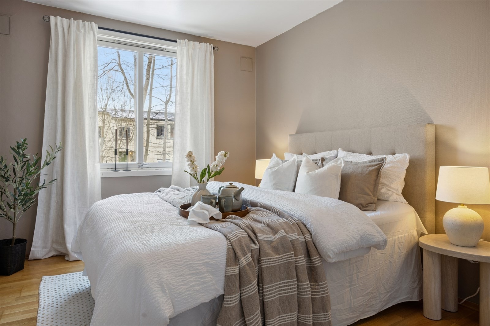 Parkettgulv gir en varm og innbydende atmosfære i rommet. Galleribilde