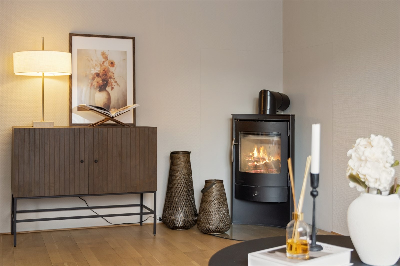 Slettmalte vegger gir et nøytralt bakteppe til stueinnredningen. Galleribilde