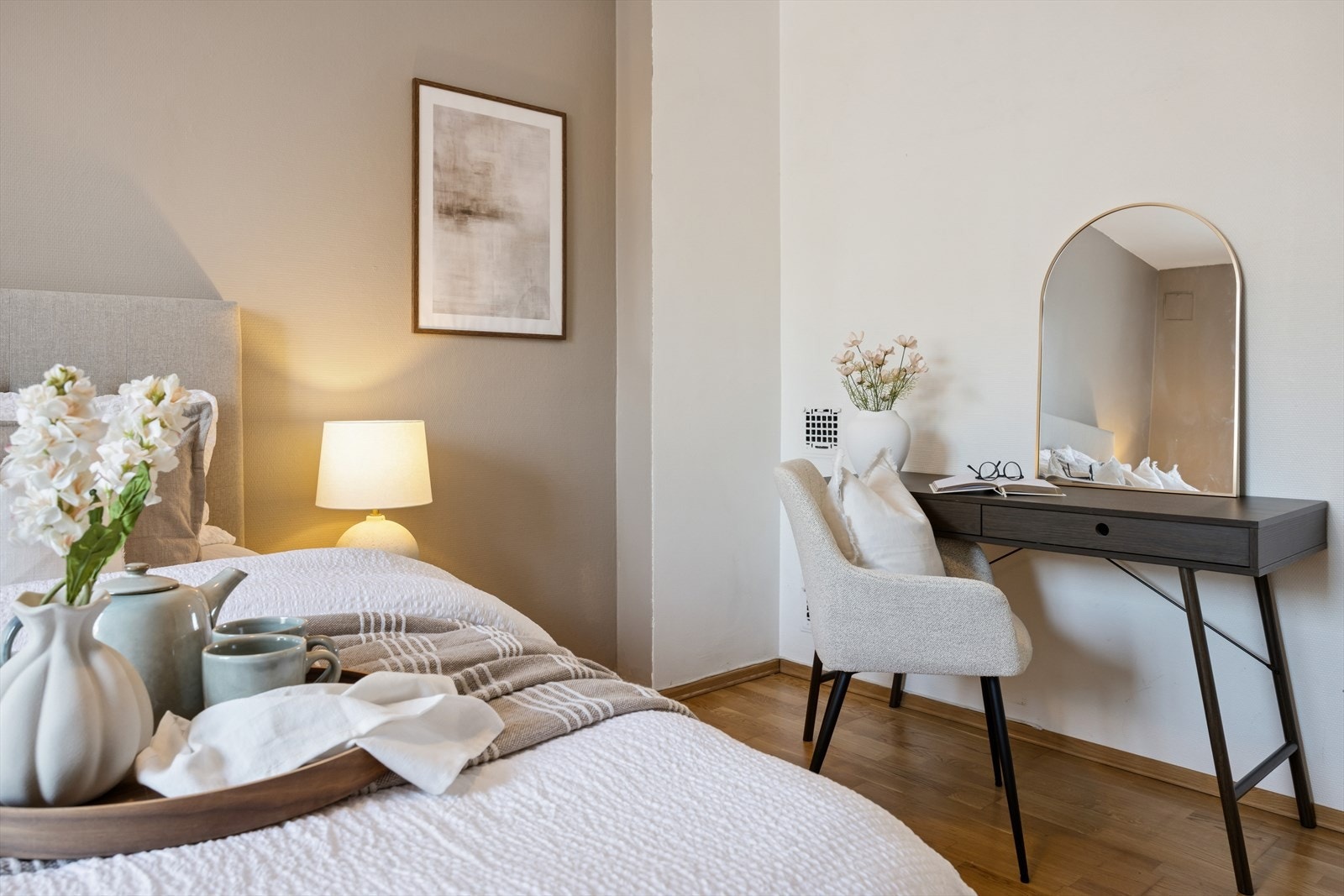 Plass til skrivebord gir mulighet for hjemmekontor eller studierom. Galleribilde