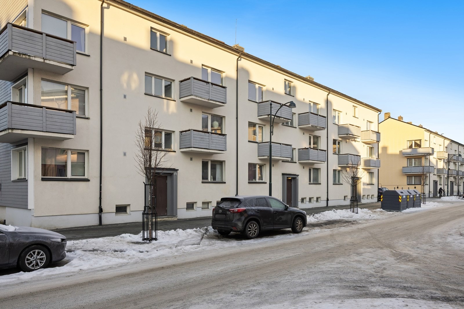 Bygningen har pusset fasade og balkonger med trepanel, og er oppført i betongkonstruksjon fra 1938. Her er det fint å bo! Velkommen inn til hyggelig visning! Galleribilde