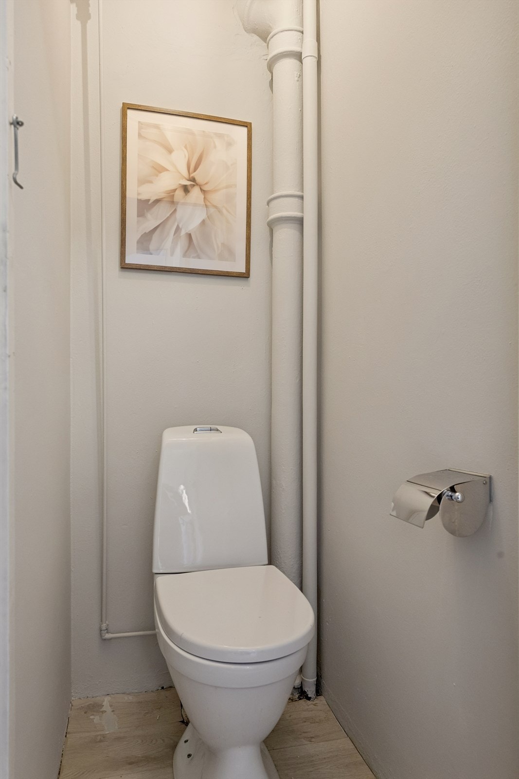 Toalettrom har klikkvinyl på gulv og slettmalte vegger, med naturlig avtrekk for ventilasjon. Galleribilde