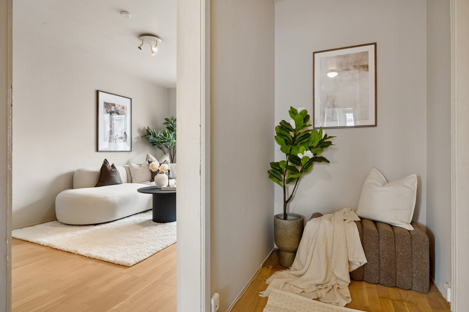 Her ønskes man velkommen inn i en innbydende og lys entré. Galleribilde