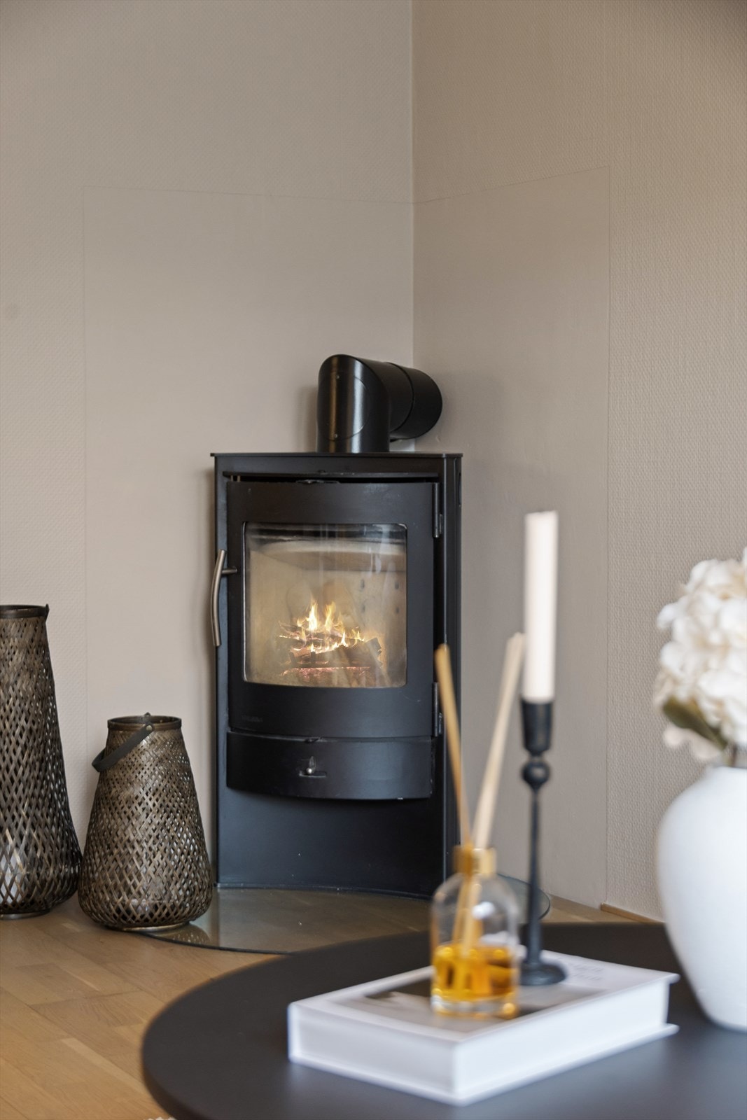Vedovn bidrar med koselig varme i stuen. Galleribilde
