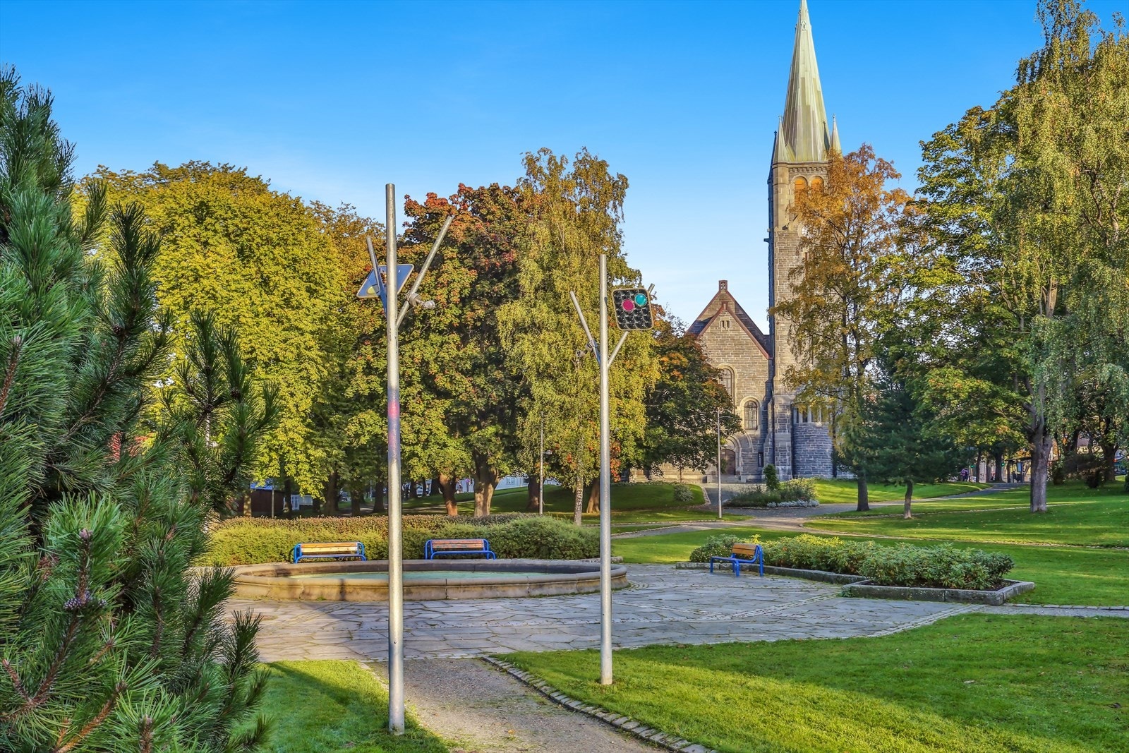 Grønne parkområder med gangstier gir en avslappende atmosfære i nærheten av kirken. Galleribilde