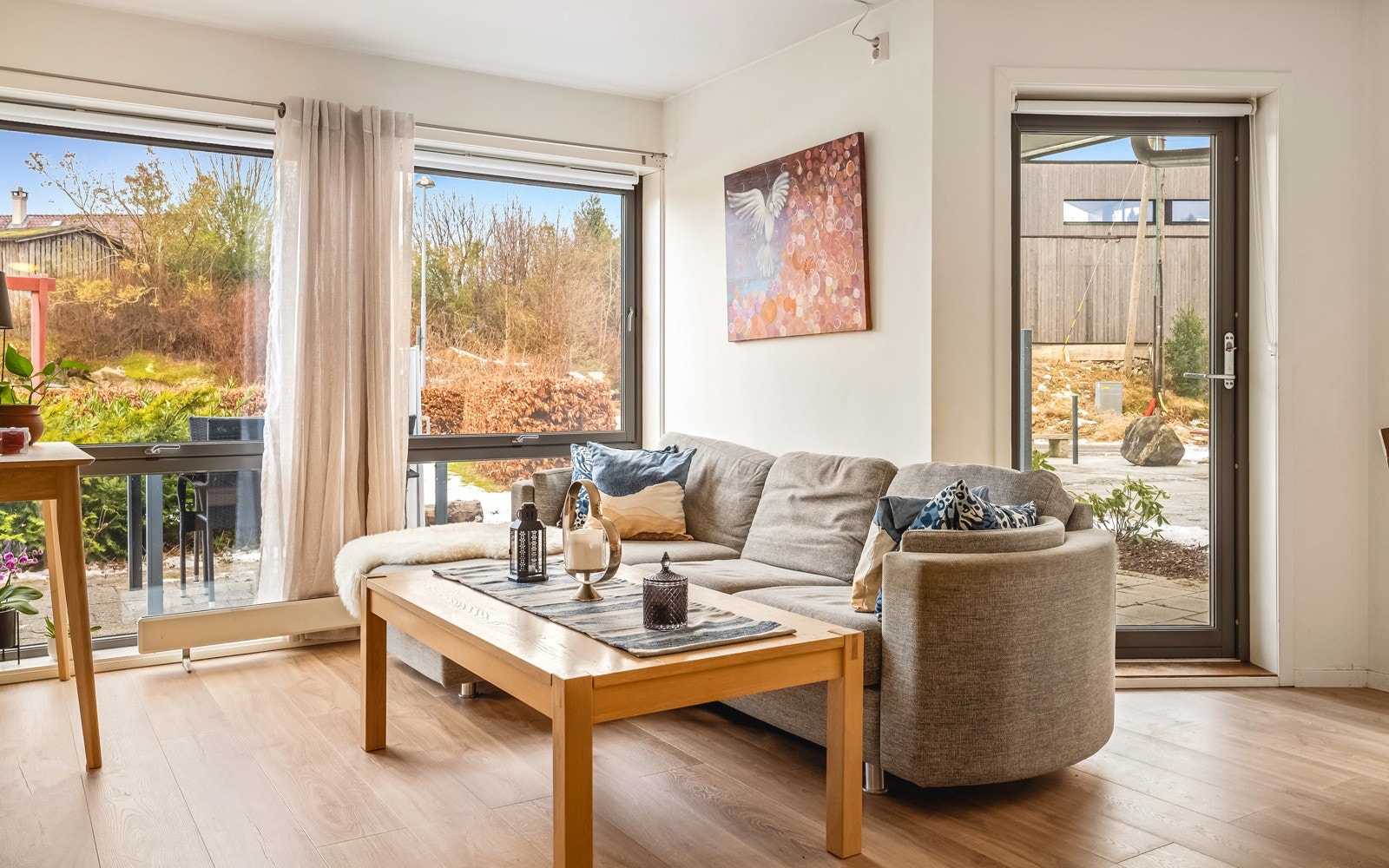 - Boligen har svært godt lysinnslipp som gir en lett og innbydende atmosfære, og planløsningen oppleves både sosial og funksjonell - Galleribilde