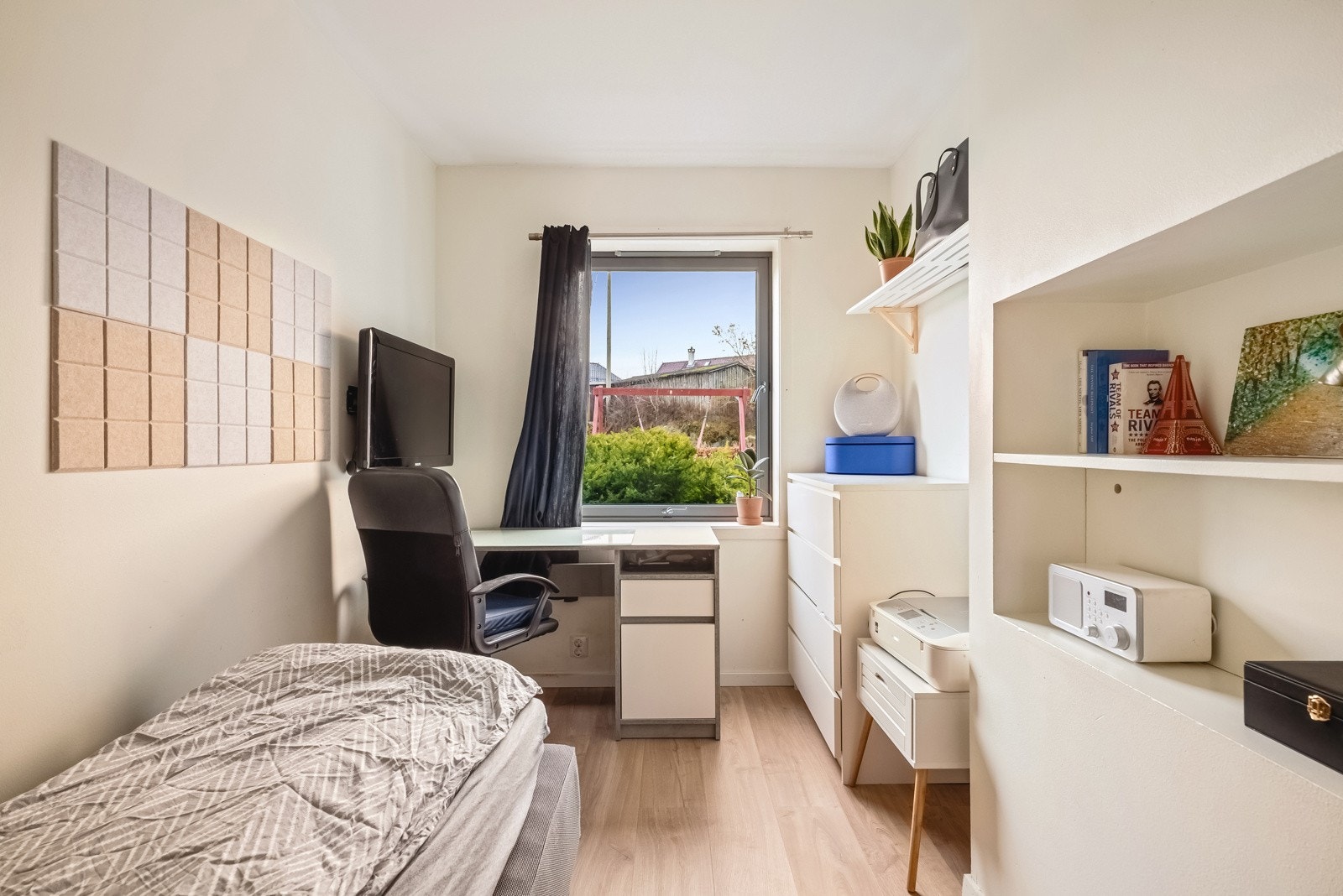 - Leiligheten har to soverom på henholdsvis 7,4 og 7,2 kvm og i tillegg får du ekstra lagringsplass i to boder/walk-in-løsninger - Galleribilde