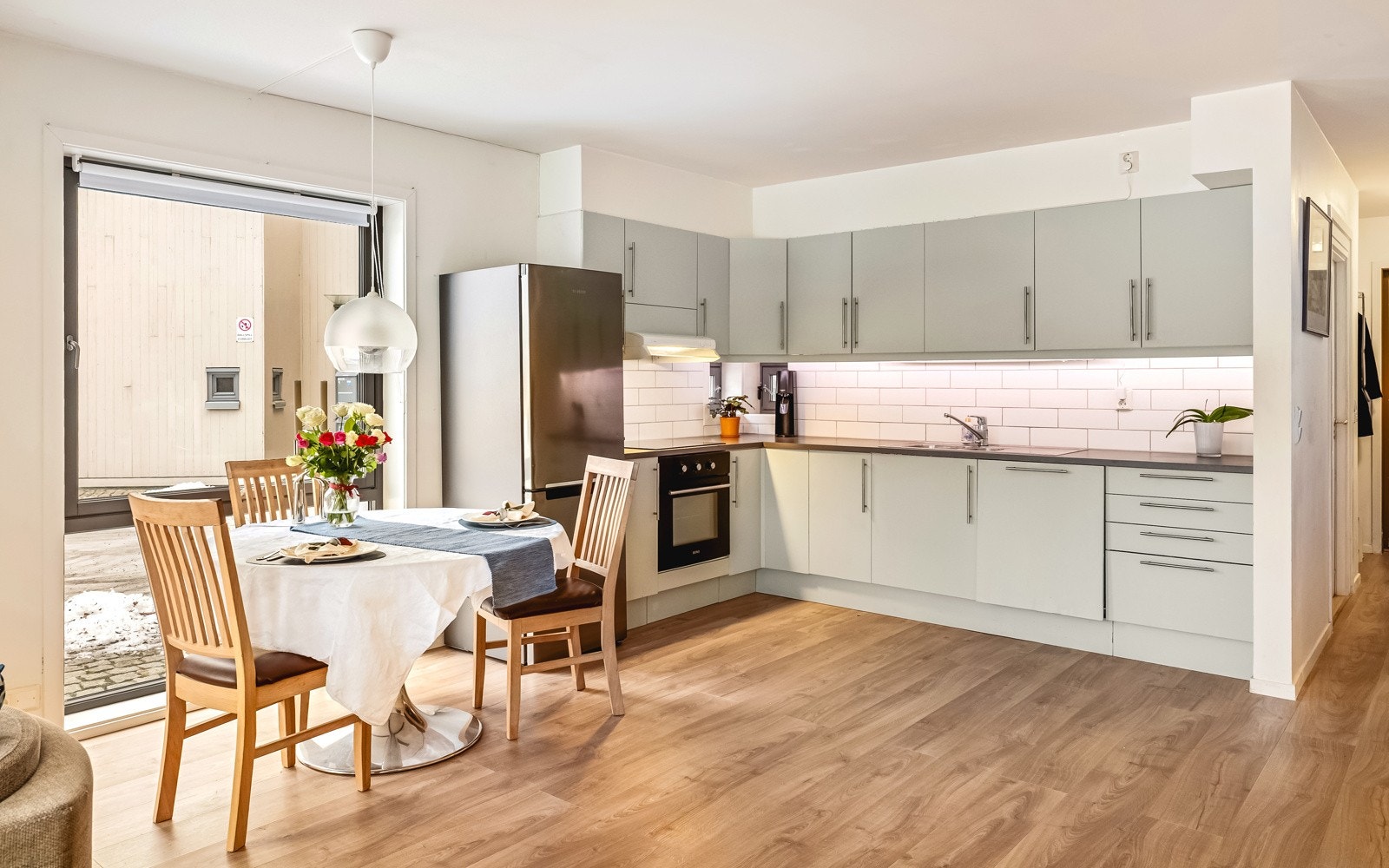 - I 2025 ble kjøkkenfrontene malt og det ble lagt nye fliser over benken - Galleribilde