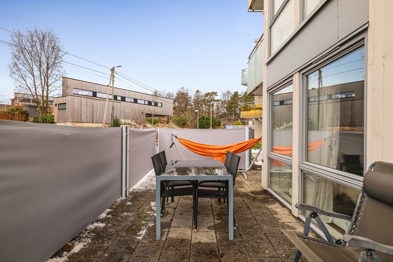 - Selger har satt opp skjerm som enkelt kan settes opp og ned etter behov - Galleribilde