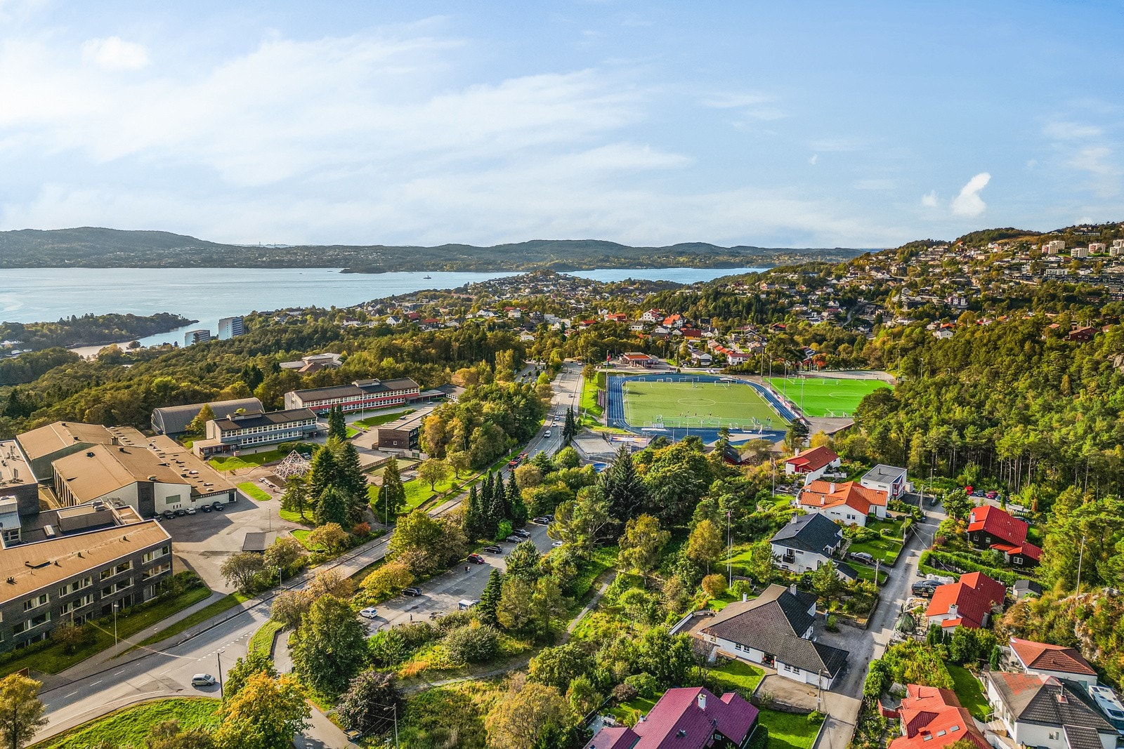 - Området har gode turmuligheter og et variert aktivitetstilbud med idrettsanlegg, fotballbaner, svømmehall og leke- og klatrefasiliteter i nærområdet - Galleribilde