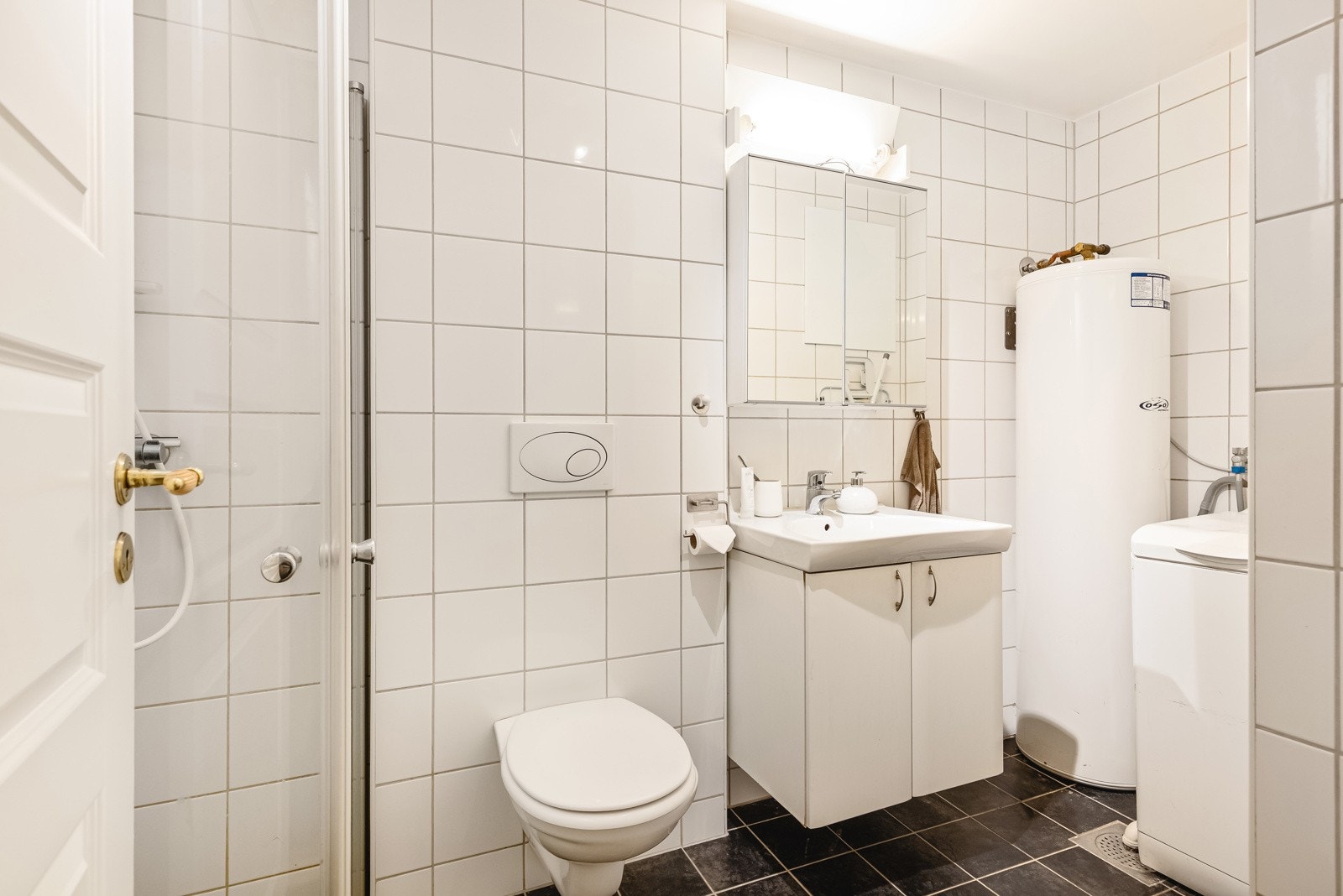 - Badet fremstår lyst og klassisk med flislagte overflater på gulv og vegg - Galleribilde