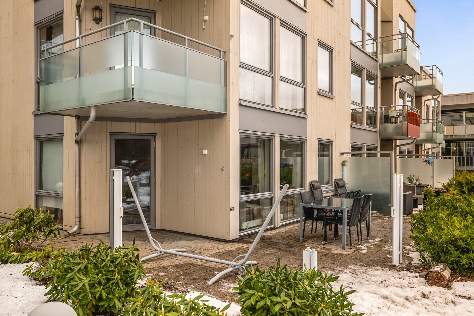 - Fra stuen er det utgang til en stor terrasse/platting på ca. 26 m² med steinheller - Galleribilde