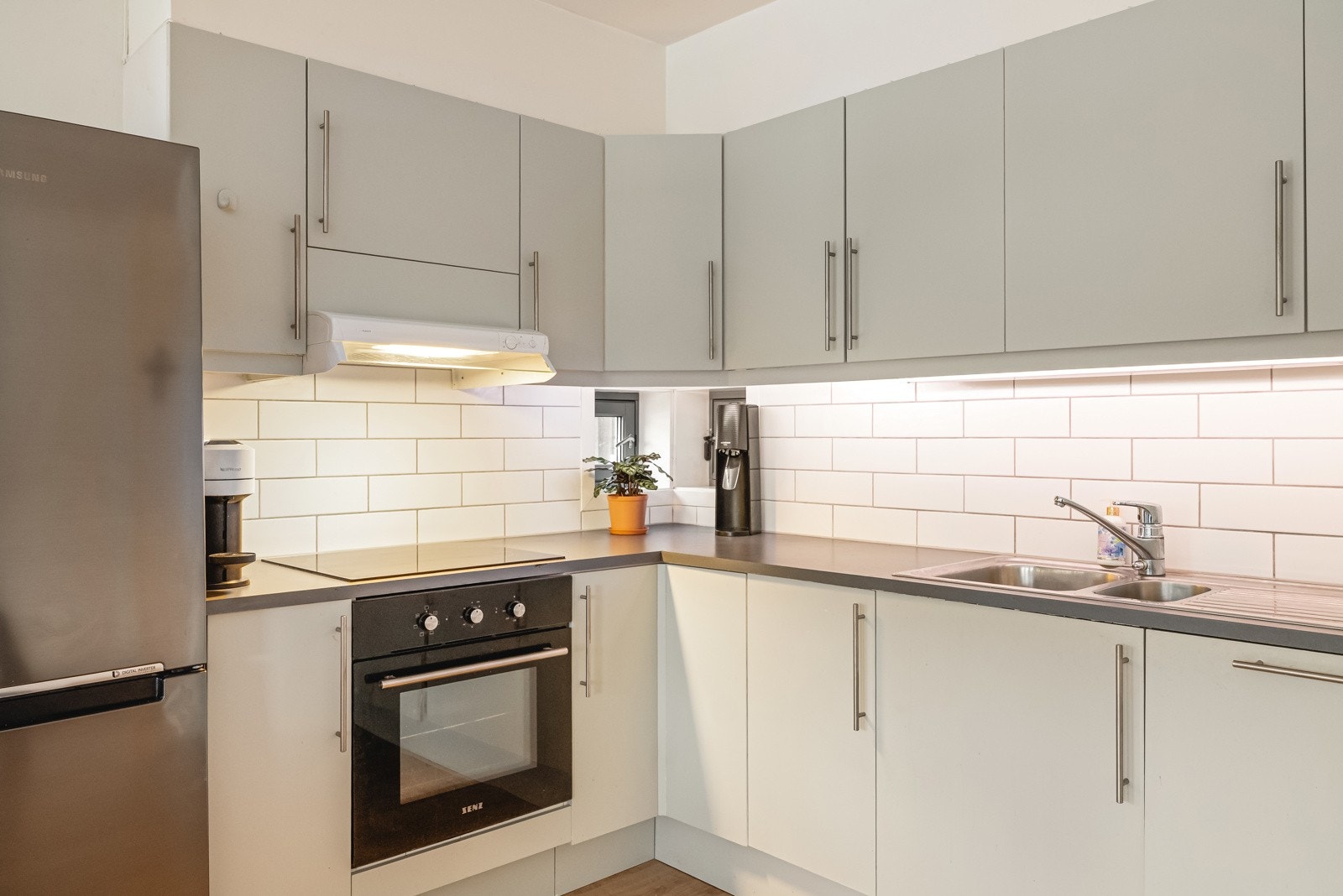 - Hvitevarer som stekeovn(2024), platetopp(2024) og oppvaskmaskin er integrert, og både kjøkkenvifte og deler av ventilasjonen ble oppgradert i nyere tid - Galleribilde