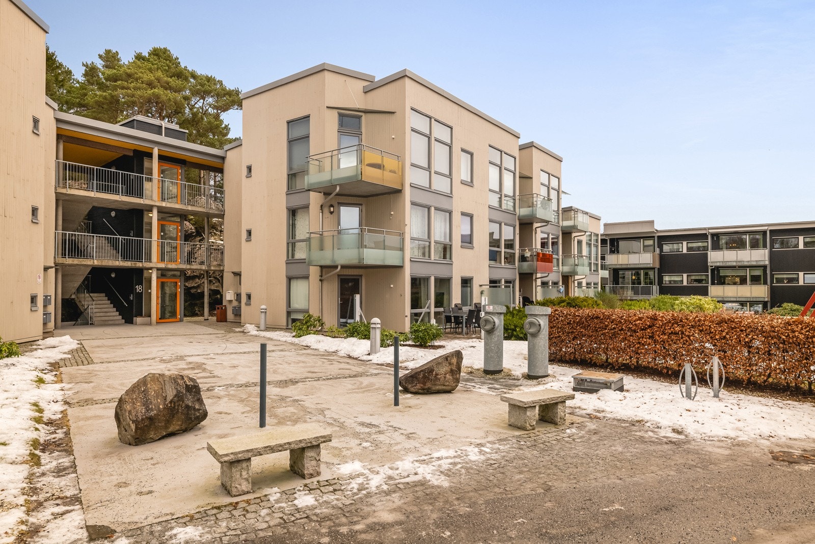 - Leiligheten ligger i et nyere bygg oppført i 2008 og byr på en moderne og lettstelt bolig med gode kvaliteter og fine uteområder rett utenfor stuedøren - Galleribilde