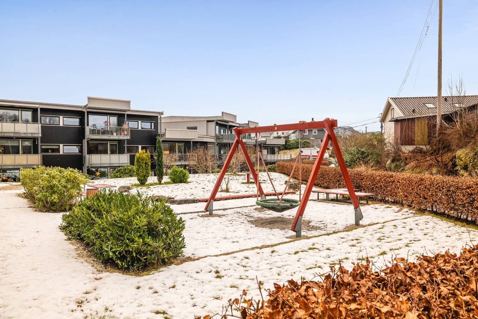 - Borettslaget har hyggelige fellesområder med blant annet plen, lekeplass og interne gangveier - Galleribilde