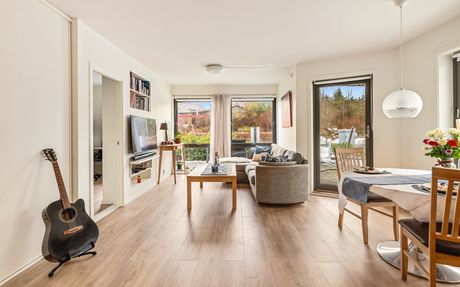 - Stue og kjøkken er samlet i en åpen løsning som skaper en naturlig samlingsplass - Galleribilde