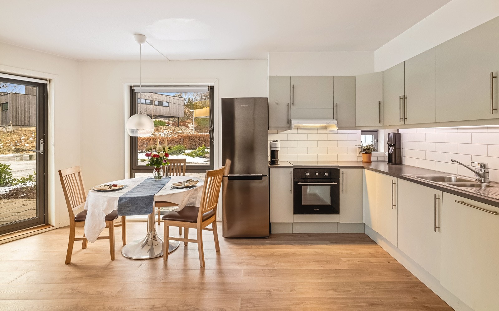 - Kjøkkenet fremstår lyst og trivelig med slette fronter og laminat benkeplate med nedfelt vask - Galleribilde