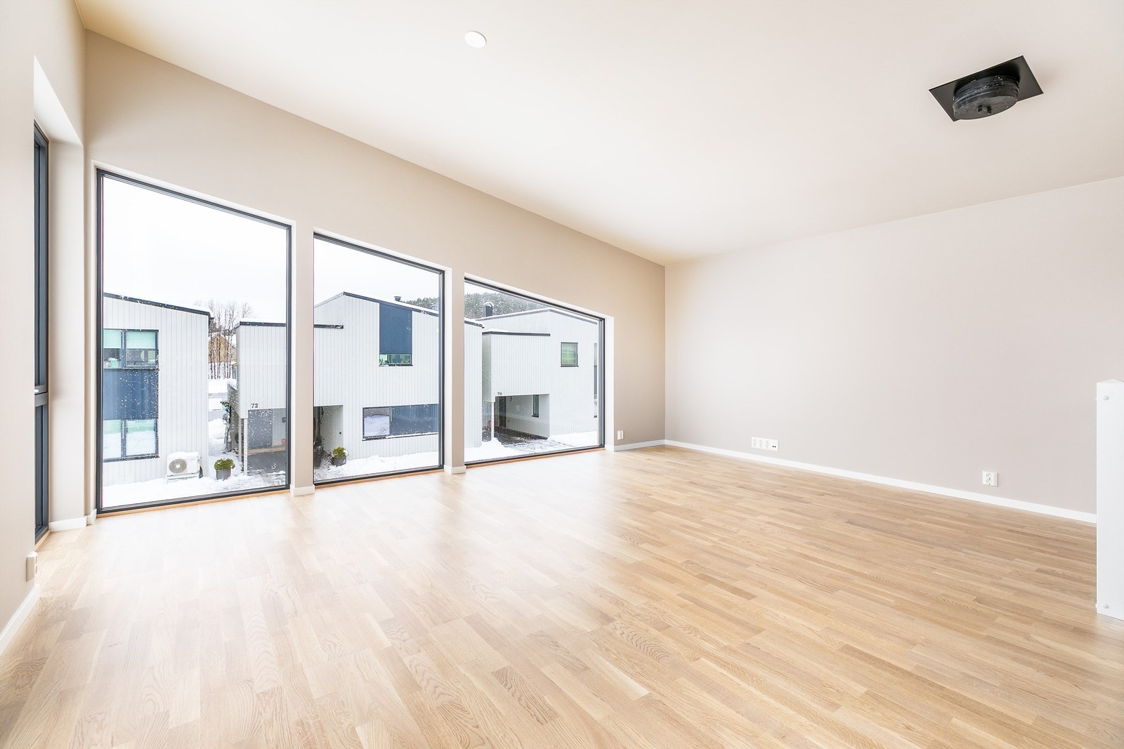 Himlingen som skråner opp til stor høyde gjør stuen meget luftig. Ildsted kan enkelt monteres, stålpipe er lagt frem til himlingen. Galleribilde