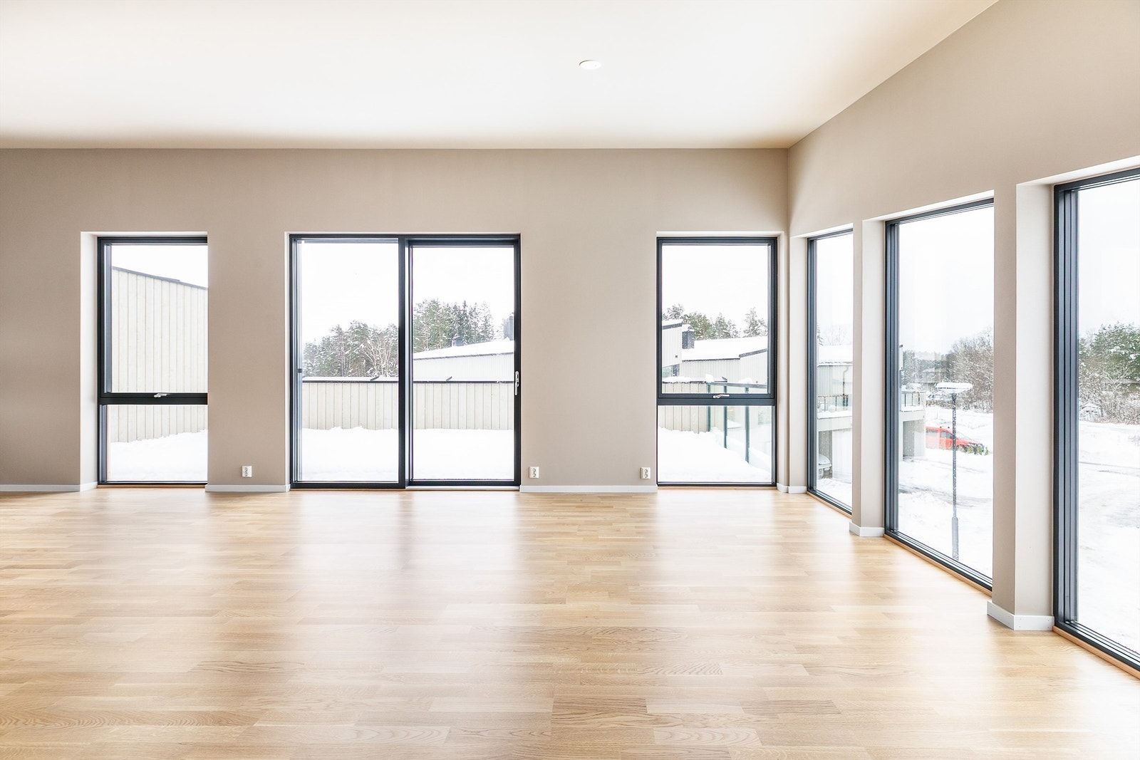 Vertikalstilte vinduer fyller stuen med naturlig lys - dagen gjennom. Galleribilde