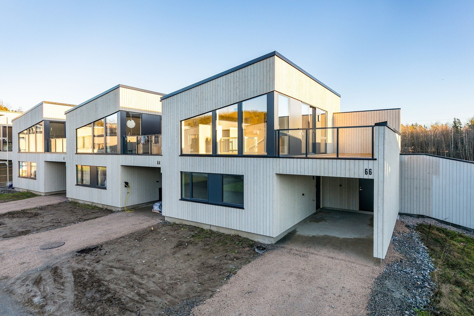 Carport rett utenfor døren gjør det mulig å gå tørrskodd til og fra bilen. Praktisk bod er tilknyttet carporten. Galleribilde