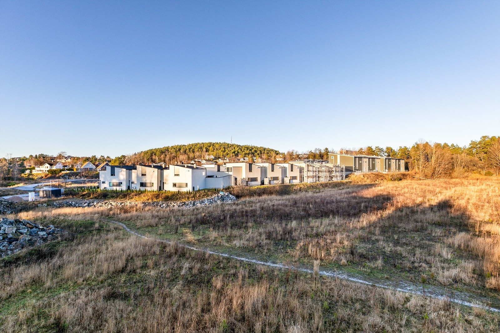 Turløype fra nabolaget leder direkte ut i marka hvor du finner et stort antall turstier, lysløype og ikke minst skispor når forholdene tillater. Galleribilde