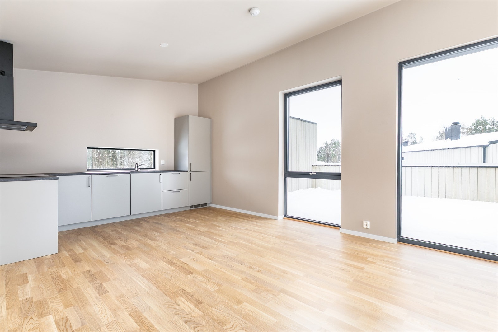 Fra kjøkkenet er det meget enkelt å ta måltidene med ut i solen på altanen. Skyve-/hevedør gir lav terskel til uterommet. Galleribilde