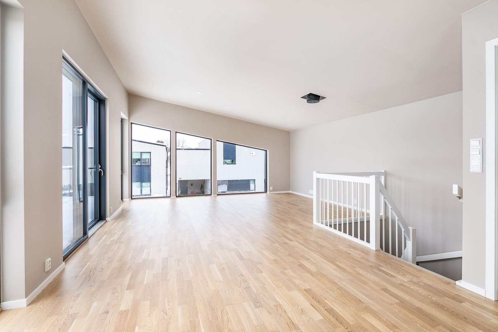 Boligen er nettopp ferdigstilt. Her kan du flytte rett inn og oppleve gledene ved et helt nytt og moderne hjem der ingen har bodd før deg. Galleribilde