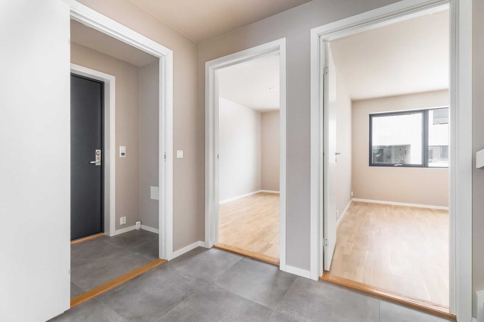 I både vindfanget og gangen er gulvet utført med en robust og praktisk overflate av fliser. Vindfanget har i tillegg elektrisk gulvvarme. Galleribilde