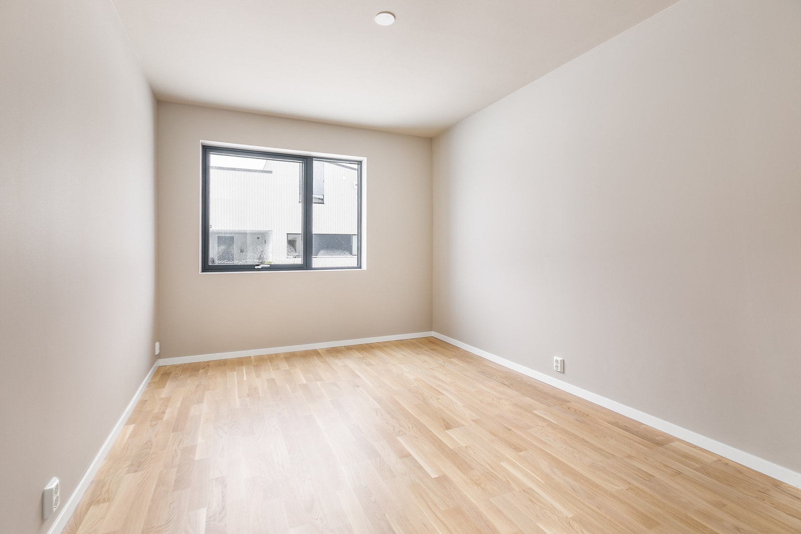 Boligens tre soverom er samlet i første etasje. Dette utgjør hovedsoverommet. Galleribilde