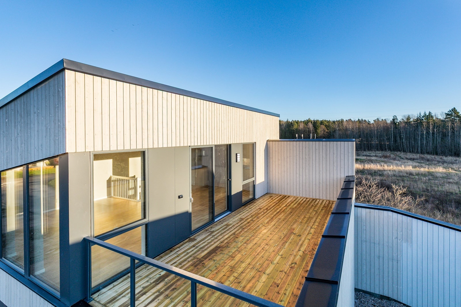 På altanen sees utsyn både over det nye nabolaget og til det tidligere åkerlandskapet i øst, rett bak boligen. Galleribilde