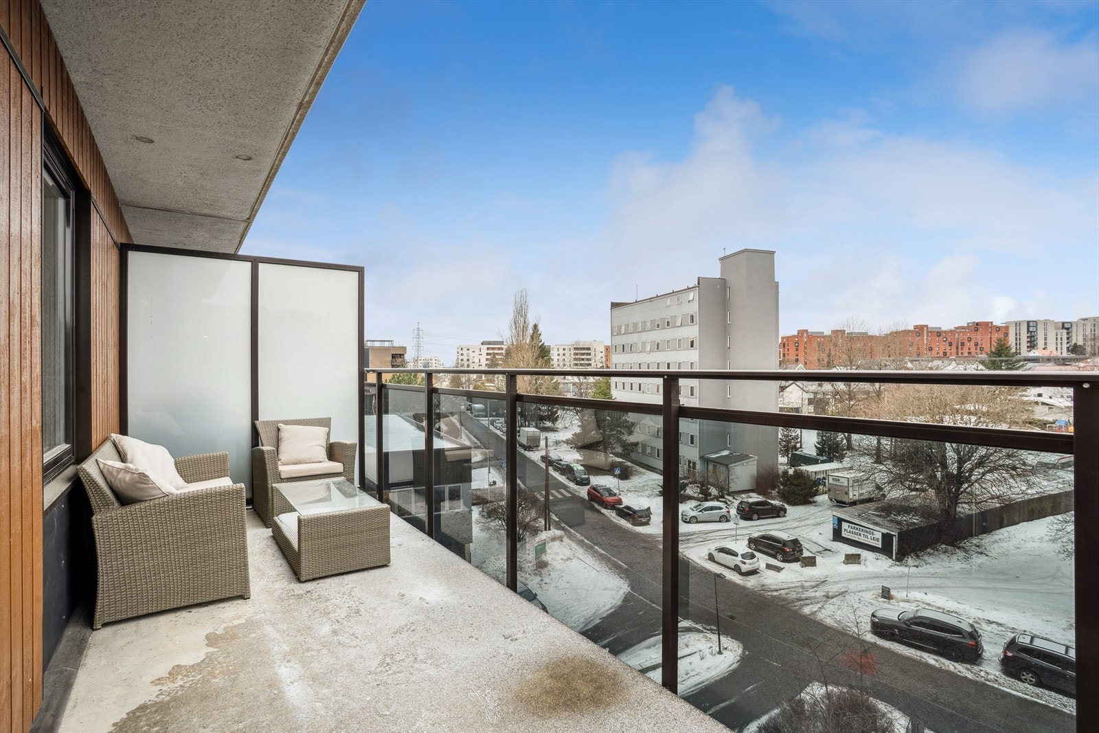 Balkongen er målt til ca. 13 m² og gir god plass til sittegruppe og møblering. Galleribilde