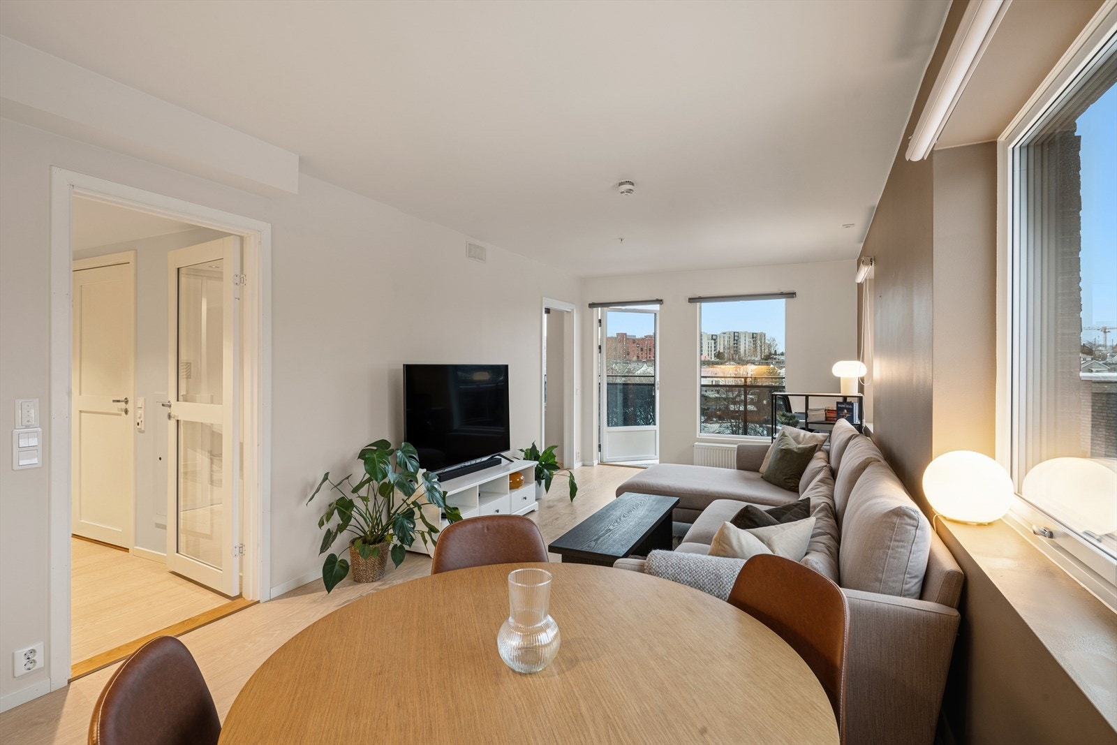 Foruten om badet, er resten av gulvet i boligen belagt med parkett. Galleribilde