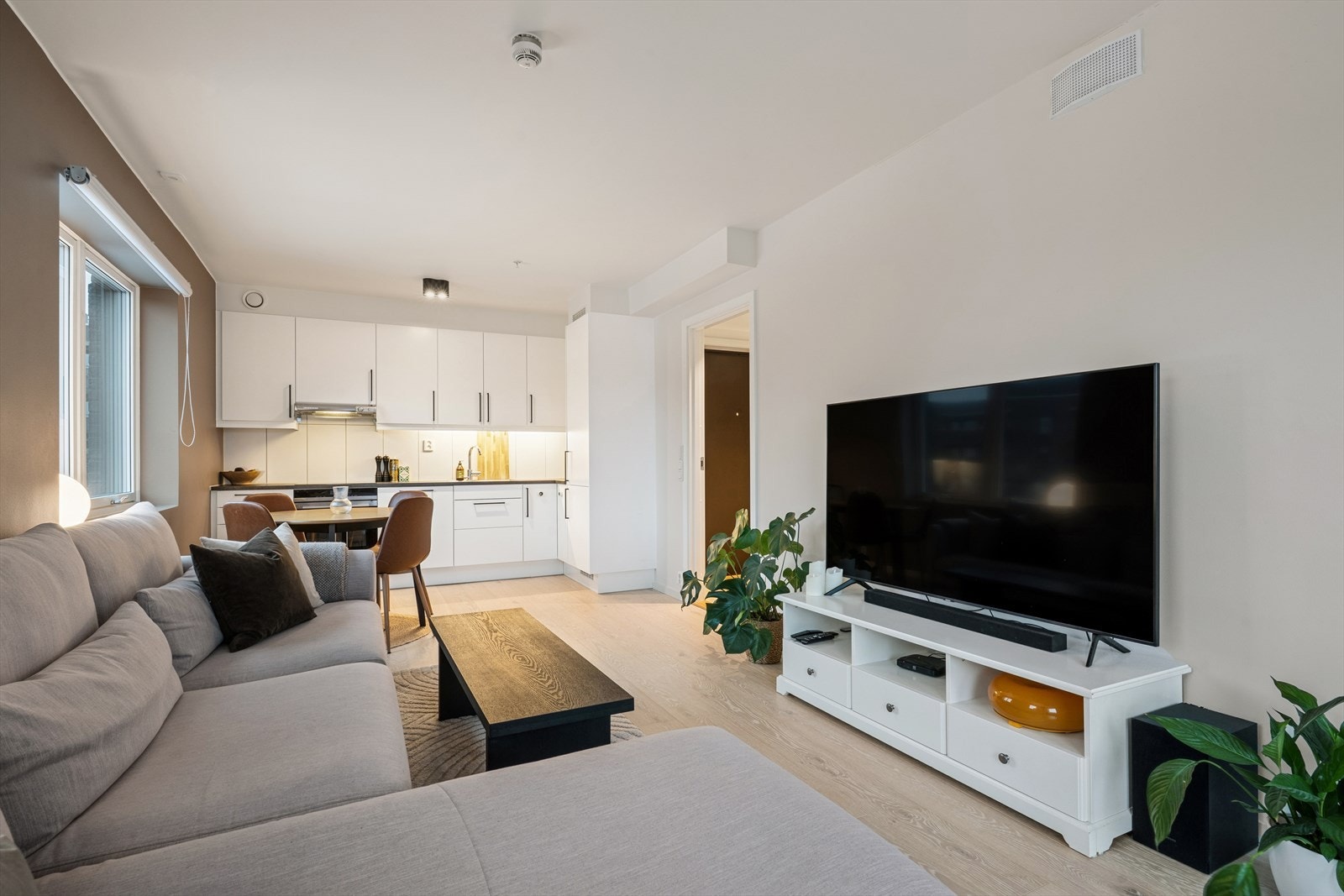 Stuen har en lys og åpen løsning mot kjøkkenet, som skaper en luftig og sosial atmosfære. Galleribilde