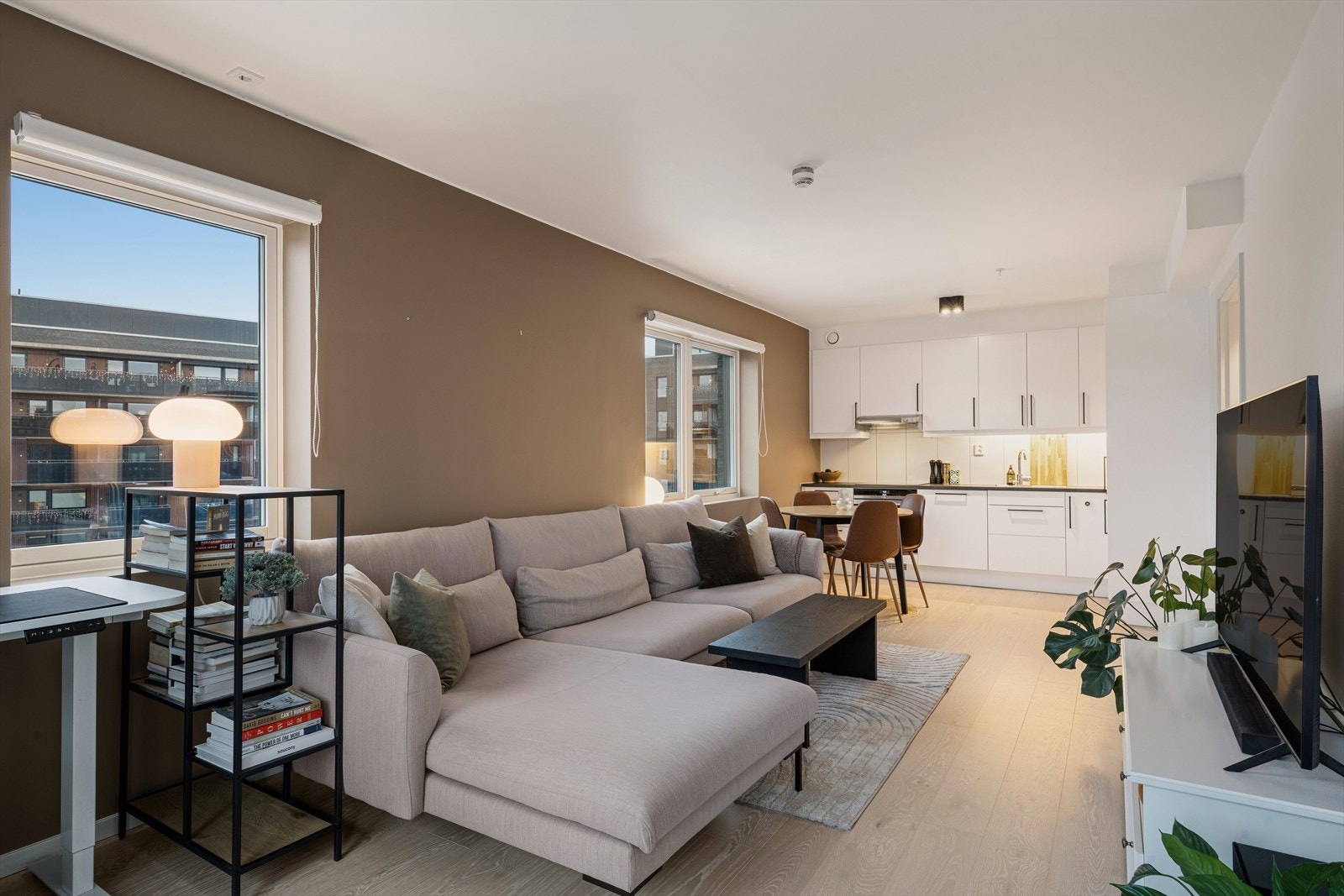 Spireaveien 6B er en pen 2-roms selveierleilighet med en gjennomtenkt planløsning og god intern beliggenhet på Løren/Økern. Galleribilde