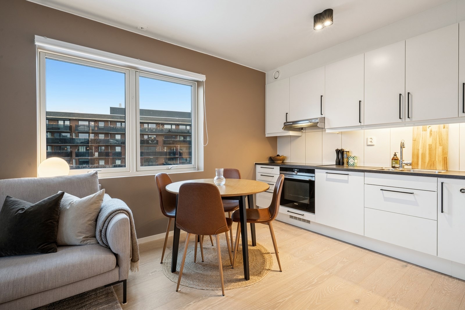 Kjøkkenet har en åpen og praktisk løsning mot oppholdsrommet, levert av Marbodal fra byggeårene. Galleribilde