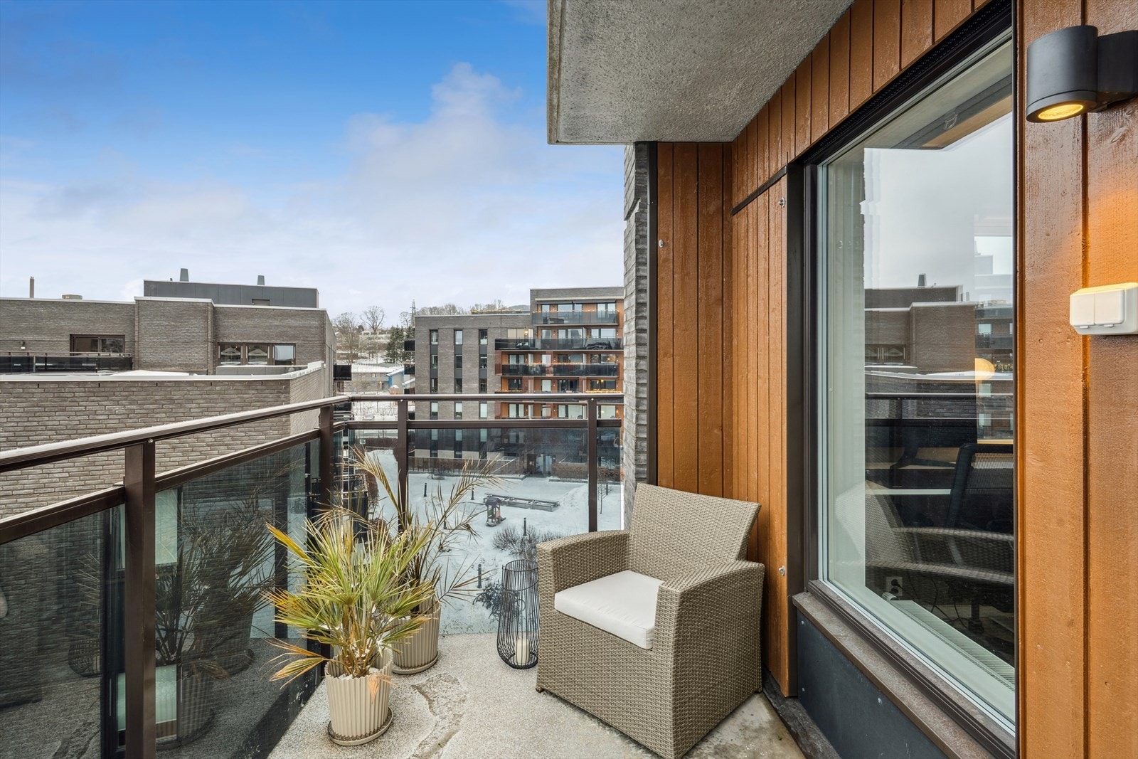 Vestvendt balkong betyr at du kan nyte ettermiddagsolen fra din egen bolig om sommeren. Galleribilde