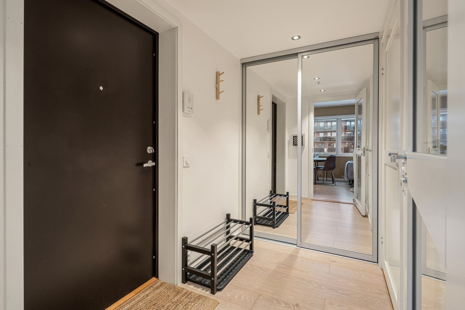 Leiligheten har et innbydende inngangsparti med god plass til oppbevaring og en ryddig, oversiktlig planløsning som gir et godt førsteinntrykk. Galleribilde