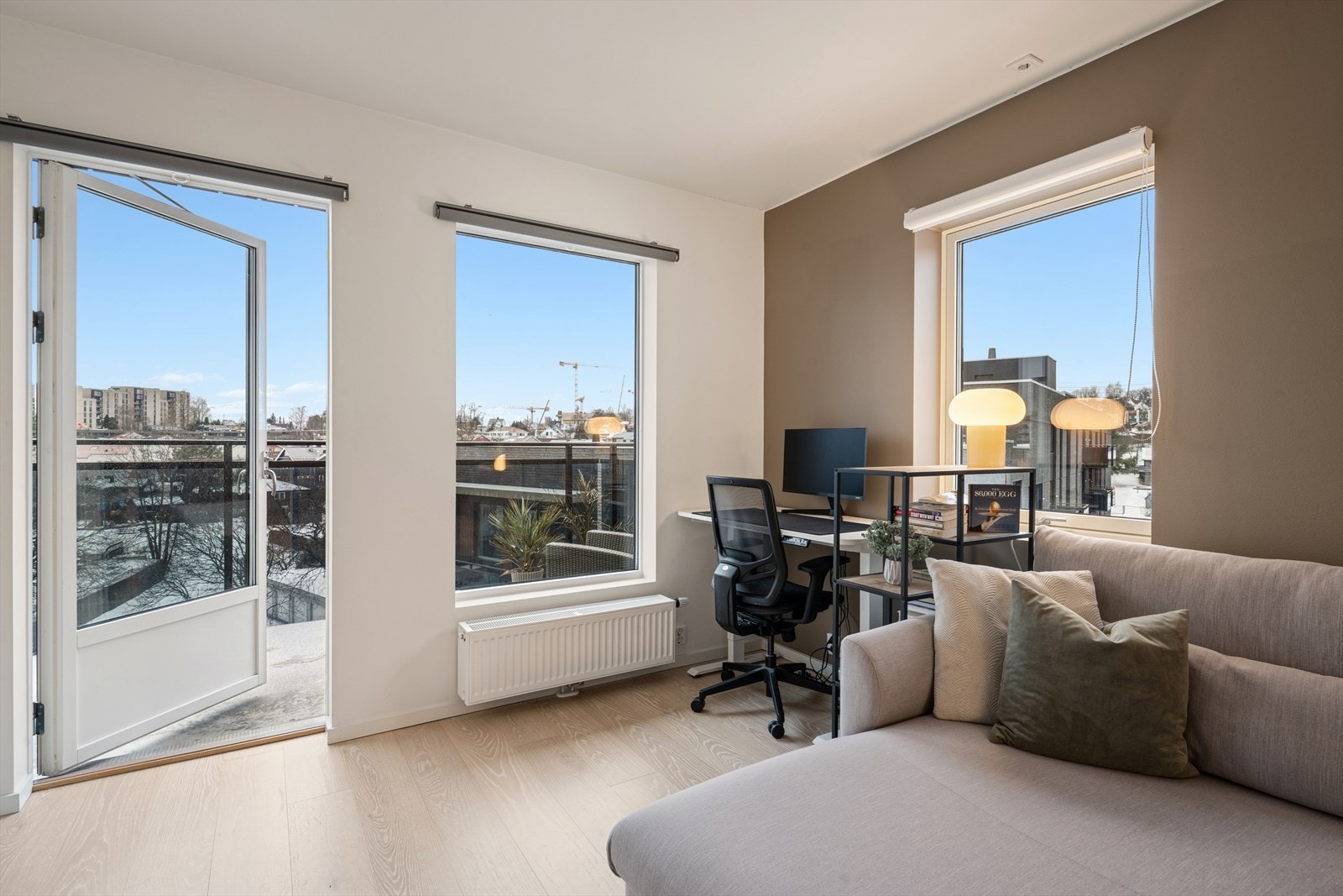 Fra stuen er det direkte utgang til den vestvendte balkongen. Galleribilde