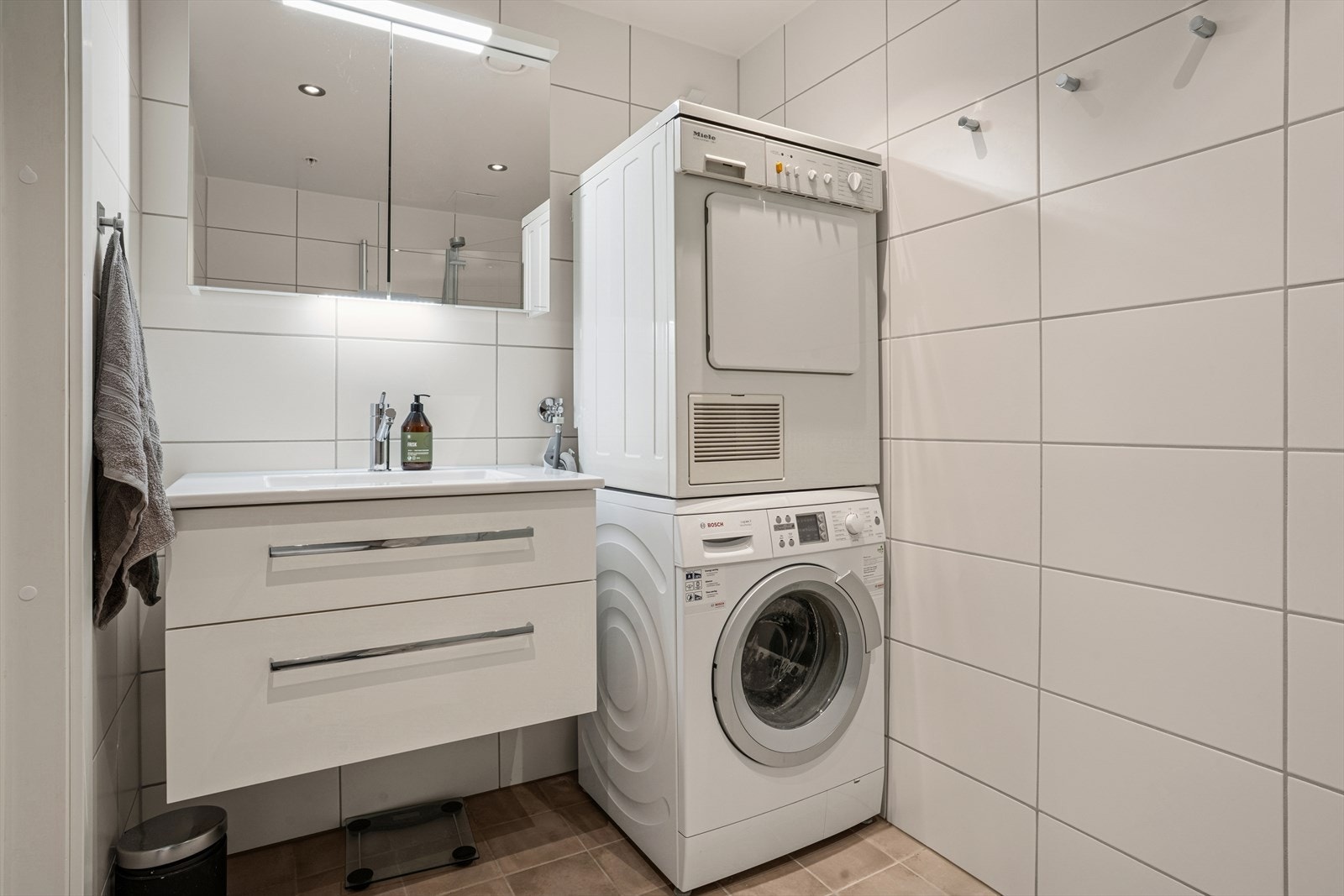 Baderommet har adgang fra boligens inngangsparti og har godt med plass til tørketrommel og vaskemaskin. Galleribilde