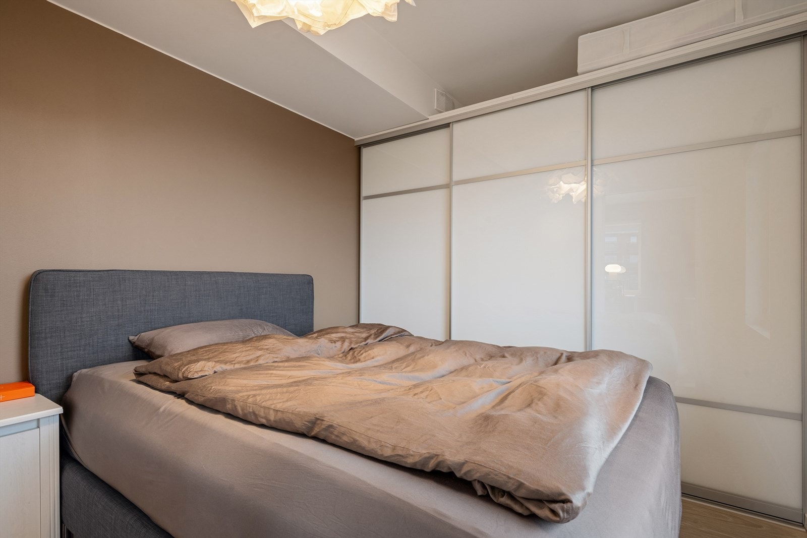 Soverommet er romslig og lett å innrede, med god plass til både dobbeltseng og øvrig møblement. Praktisk skyvedørsgarderobe som gir rikelig med oppbevaringsplass. Galleribilde