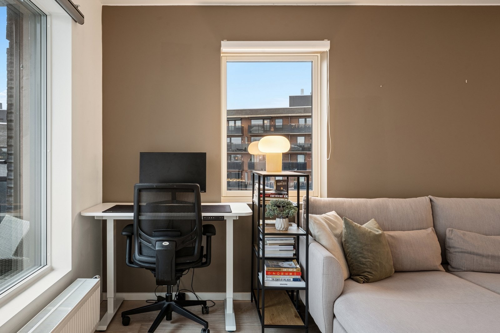 Stuen oppleves svært romslig og har god plass til alt man skulle trenge uten at det føles trangt. Galleribilde