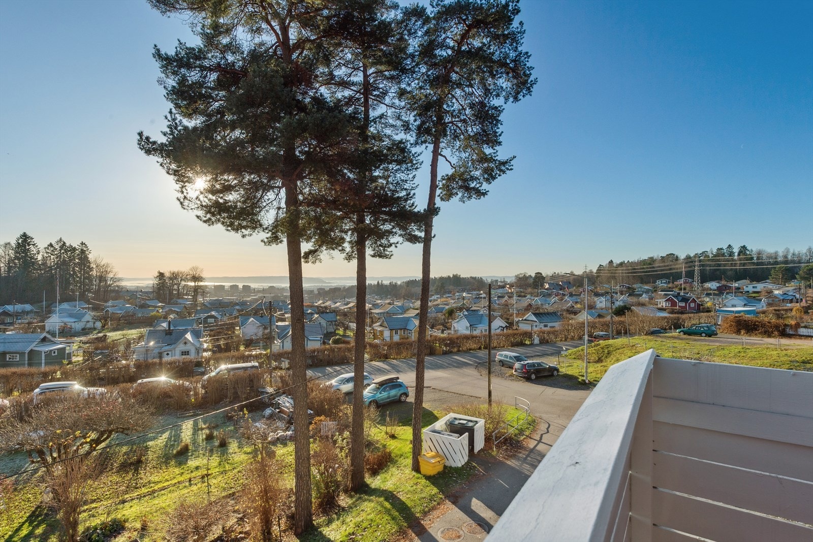 Eiendommen ligger på en høyde i terrenget, med vidstrakt utsikt over Solvang Hagekoloni, byen og fjorden. Galleribilde