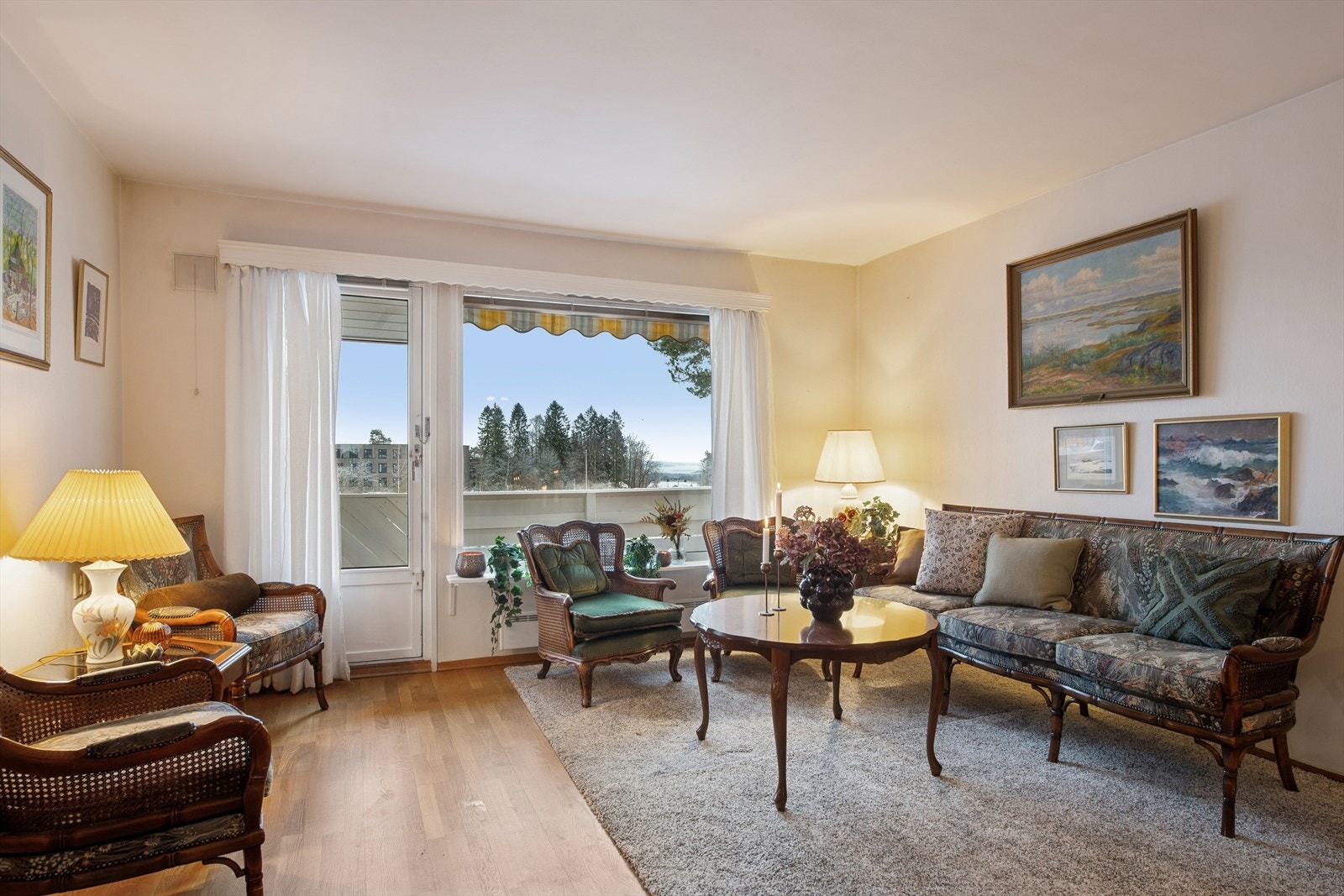 Leiligheten har store, behagelige oppholdsrom og rause vindusflater som slipper inn godt med naturlig lys. Galleribilde