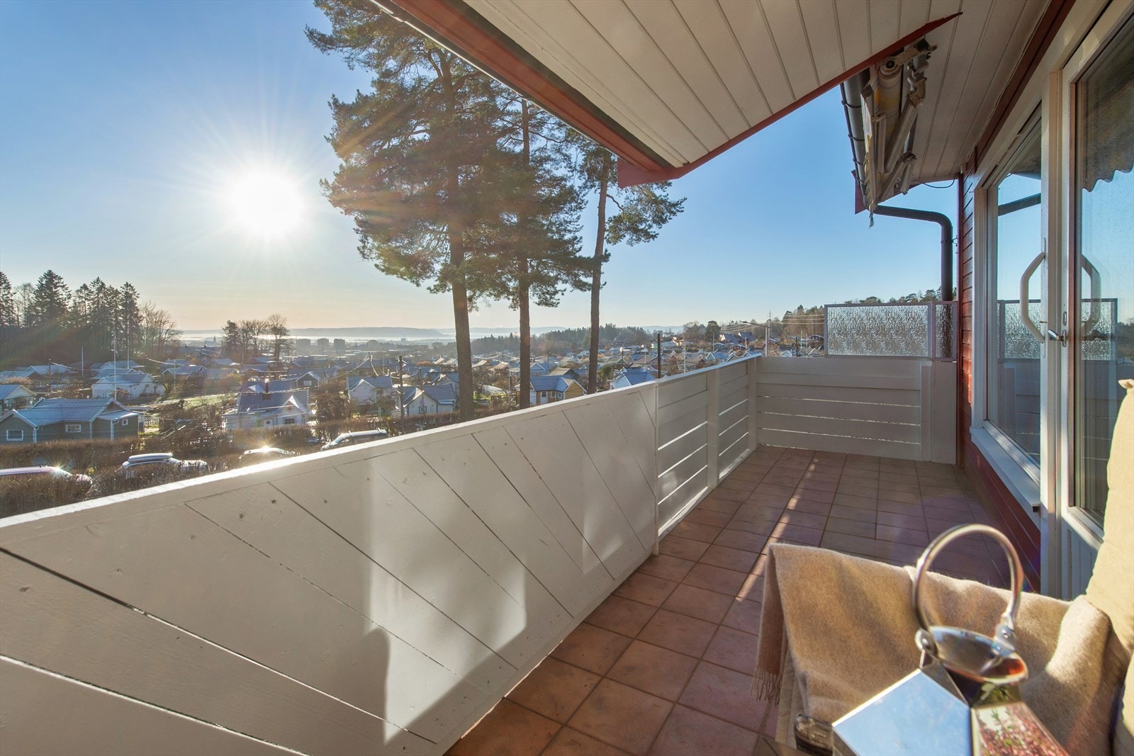 Leiligheten har en flott og attraktiv beliggenhet på Nordberg, og kan blant annet skilte med en stor terrasse med fantastisk utsikt mot sentrum og Oslofjorden. Galleribilde