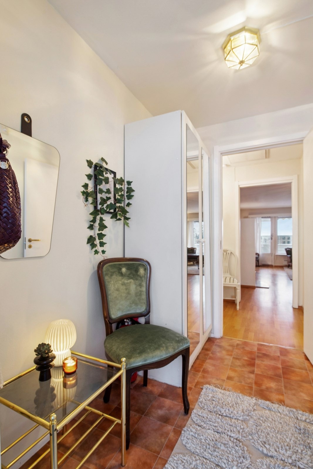 Entréen gir et fint førsteinntrykk. Her er god plass til yttertøy og sko i praktisk garderobeskap. Galleribilde