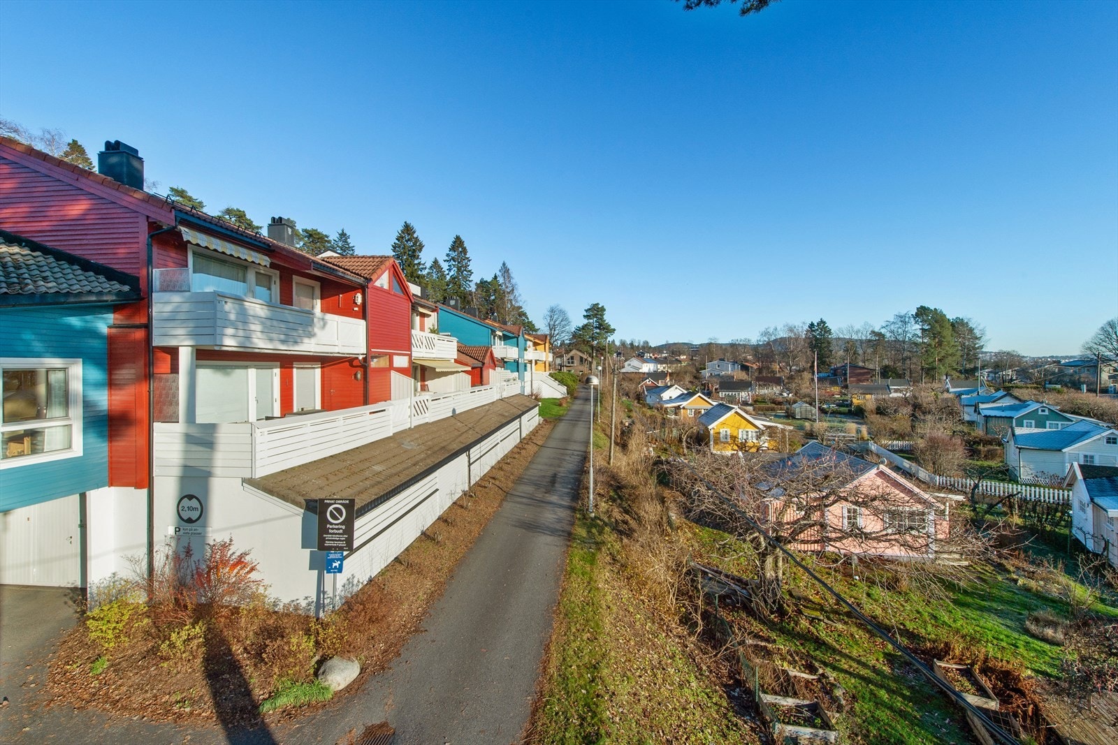 Borettslaget har 20 stk. garasjeplasser, samt 15 stk. utendørs parkeringsplasser til utleie. Galleribilde