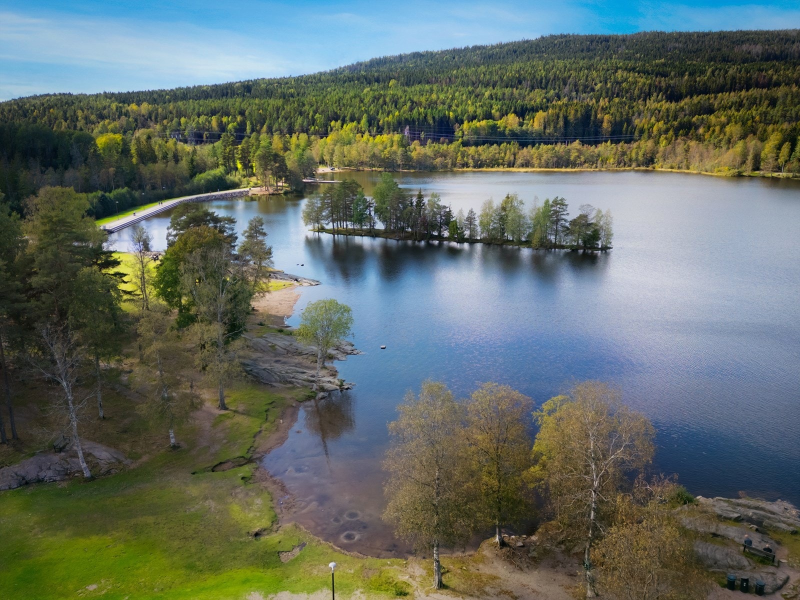 Sognsvann ligger i et populært turområde, og ved selve vannet er det gode forhold for grilling og bading. Galleribilde