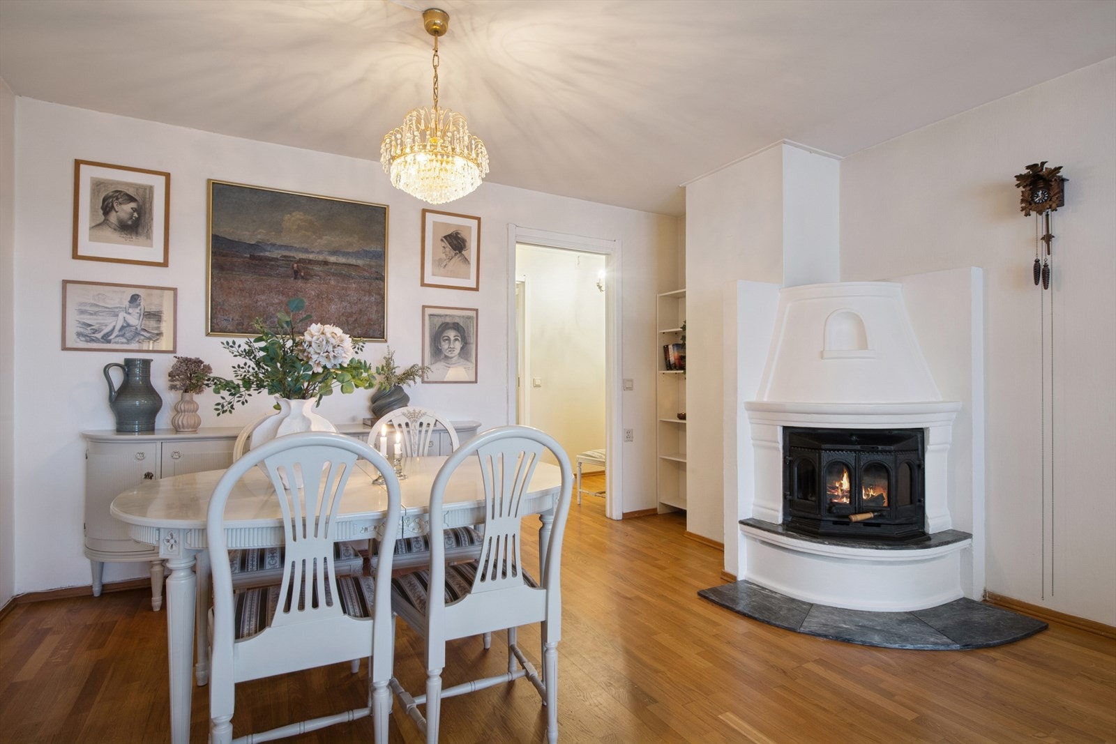 Den flotte peisen skaper en lun og koselig atmosfære. Galleribilde