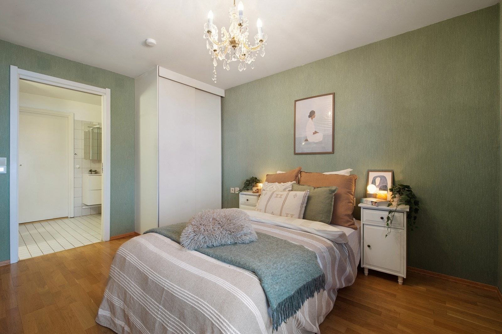 Hovedsoverommet har skyvedørsgarderobe og god plass til dobbeltseng. Direkte adkomst til bad/vaskerom. Galleribilde