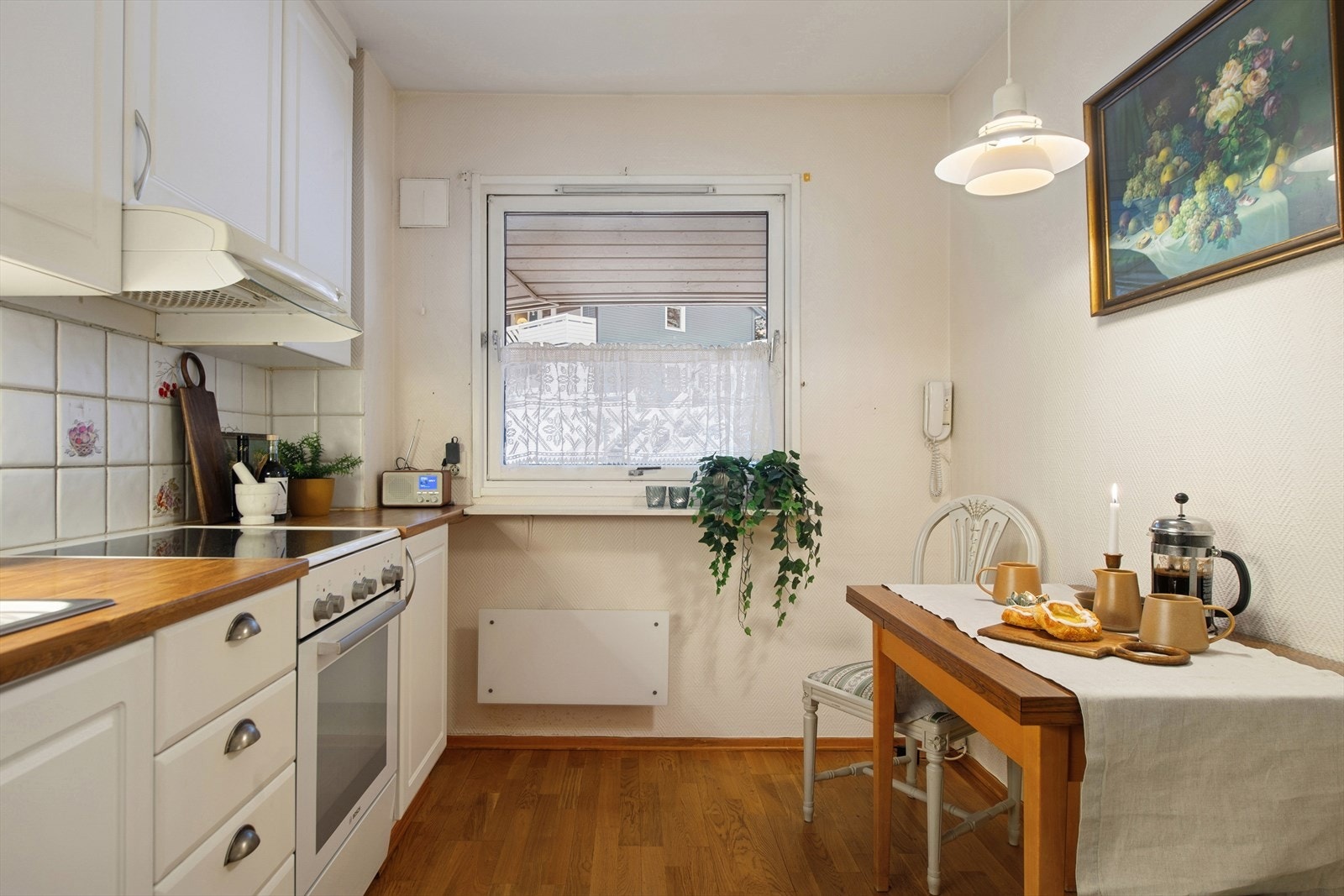 I rommet er det integrert oppvaskmaskin, frittstående ovn med platetopp og kjøleskap. Her er det plass til en egen spisekrok. Galleribilde