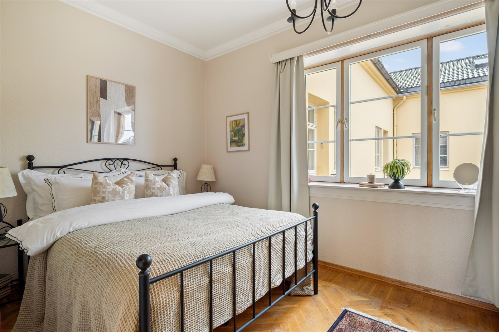 Hovedsoverom med god plass til dobbeltseng og garderobeskap Galleribilde